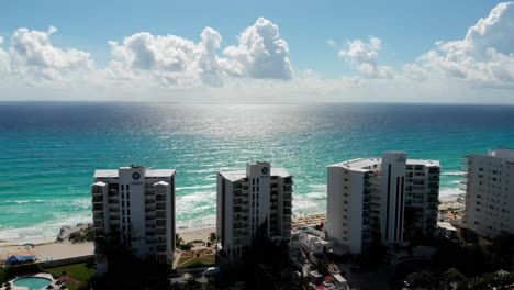 Una-Vista-Del-Horizonte-Del-Hotel-Palma-Y-Carisa-Desde-Un-Dron-En-La-Zona-Hotelera-De-Cancún-Con-La-Playa-Y-El-Horizonte-Al-Fondo