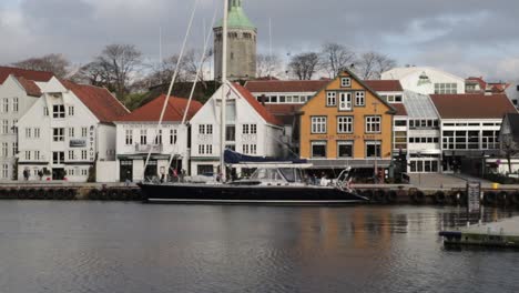 Port-of-of-Stavanger-Sunday-afternoon,-old-boats-in-a-sleepy-harbor