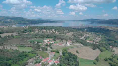 Vista-Aérea-De-Barragem-Do-Alto-Rrabagão-Y-Los-Pueblos-De-Los-Alrededores-En-El-Norte-De-Portugal