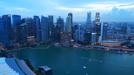 Singapur---Circa-Timelapse-Del-Horizonte-De-La-Ciudad-De-Singapur-Con-Puerto-En-Un-Día-Nublado