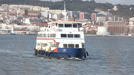 Passagierschiff,-Das-Im-Fluss-Segelt-Und-Im-Hafen-Ankommt,-Um-Menschen-An-Den-Anderen-Rand-Zu-Transportieren