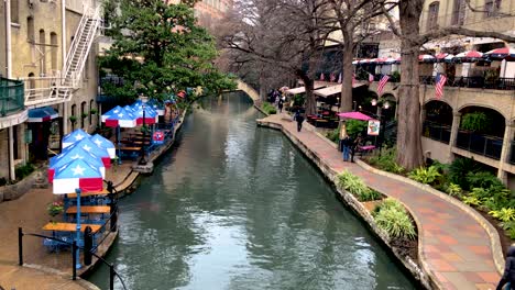 Der-Riverwalk-In-San-Antonio,-Texas,-Der-Kanal,-Der-Durch-Das-Herz-Der-Stadt-Verläuft-Und-Von-Restaurants,-Bäckereien,-Bars-Und-Einkaufsmöglichkeiten-Gesäumt-Ist