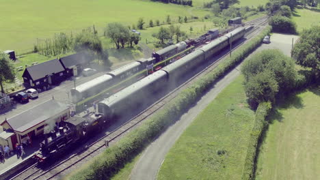 La-Locomotora-De-Vapor-Kent---East-Sussex-En-La-Estación-De-Bodiam-Embarque-A-Los-Excursionistas-En-La-Ruta-A-Tenterden