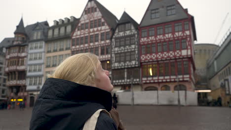 Toma-En-Cámara-Lenta:-Mujer-Mirando-Alrededor-Del-Centro-De-La-Ciudad-Vieja-De-Frankfurt