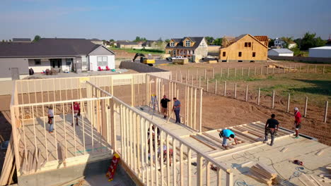 Un-Dron-Disparó-Lentamente-Empujando-A-Los-Armadores-De-La-Construcción-Que-Ponían-Paredes-En-Una-Nueva-Casa-En-Proceso-De-Construcción