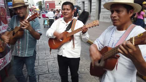 Toma-Amplia-Que-Muestra-A-Los-Tres-Músicos-Y-Cantantes-De-Mariachi.