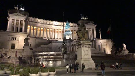 Turismo-Nocturno-En-Roma,-Italia