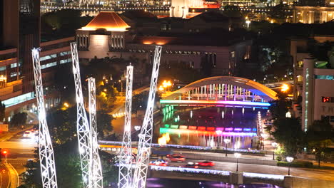 Singapur:-Alrededor-Del-Lapso-De-Tiempo-Panorámico-En-El-Centro-De-Singapur-Por-La-Noche,-Con-Luces-Intermitentes-Y-Tráfico-Rápido