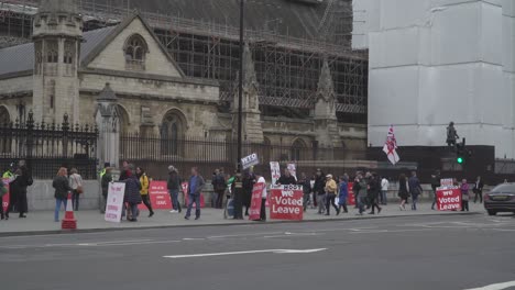 Manifestantes-Por-El-Brexit-Frente-A-La-Casa-Del-Parlamento-En-Westminster-En-2019