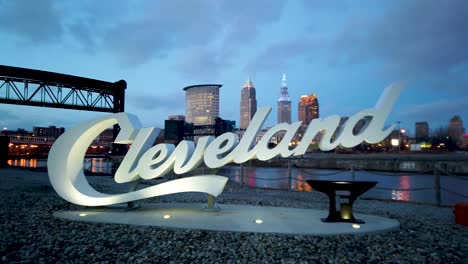 Timelapse-Del-Signo-De-Escritura-De-Cleveland-Desde-El-Lado-Oeste-De-Cleveland,-Ohio-En-Los-Pisos