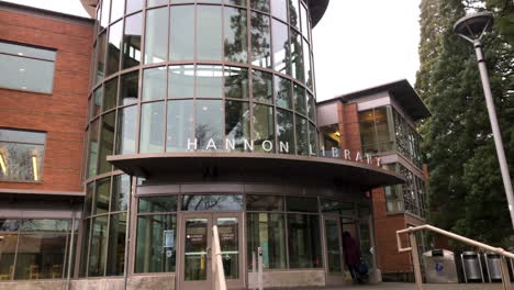 Hannon-library-at-the-campus-of-Southern-Oregon-University-in-Ashland,-Oregon-during-a-snowy-winter-day