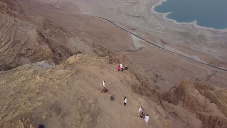 Tourist-Steht-Am-Rand-Der-Klippe,-Um-Das-Tote-Meer-Im-Nahen-Osten-Zu-Sehen