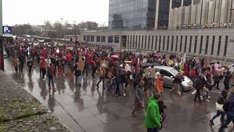 Miles-De-Personas-Marchando-Pacíficamente-En-Un-Día-Lluvioso-Y-Nublado-Por-El-Calentamiento-Global.