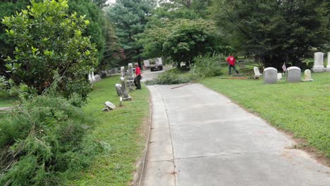 Voluntarios-De-United-Way-Del-Condado-De-Lancaster-Cortando-Ramas-Y-Limpiando-Arbustos-En-El-Cementerio-De-Woodward-Hill