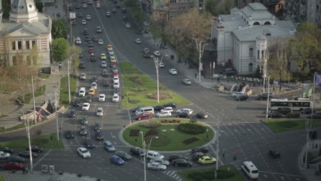 Tráfico-Visto-Desde-Arriba-A-La-Luz-Del-Día,-Bucarest-Square-Zero