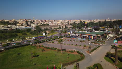 Vista-Panorámica-De-La-Antigua-Medina-De-Meknes-Con-En-Primer-Plano-Un-Restaurante-De-Comida-Rápida-Mcdonald&#39;s