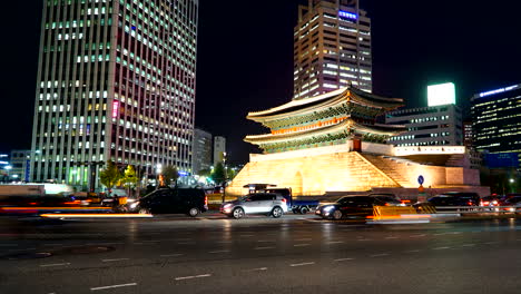 Circa---Lapso-De-Tiempo-De-La-Puerta-Sungnyemun-En-La-Noche-Con-Tráfico-En-Seúl,-Corea-Del-Sur