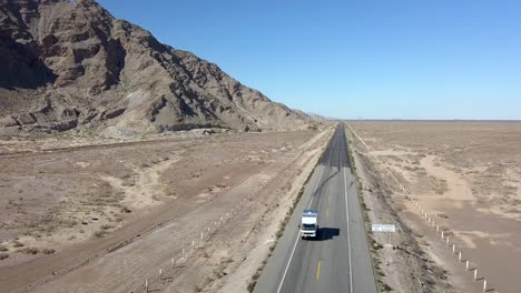 Aéreo,-Marcha-Atrás,-Disparo-De-Drones,-Levantándose-Frente-A-Un-Camión-Camper,-Conduciendo-En-Una-Carretera-Del-Desierto,-En-Un-Día-Soleado,-En-La-Carretera-De-San-Felipe,-En-Baja,-California,-México