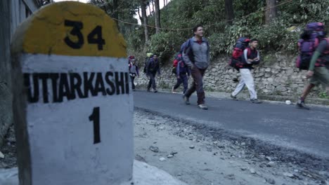 Nim-Aprendices-En-Su-Camino-Hacia-El-Sendero,-Pasando-Por-Caminos-Y-Montañas-Del-Himalaya