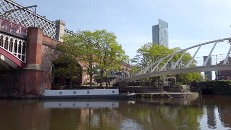 Statische-Aufnahme-Der-Skyline-Von-Manchester-Mit-Dem-Beetham-Tower-In-Der-Ferne-Und-Der-Fußgängerbrücke-Im-Vordergrund-An-Einem-Sonnigen-Tag