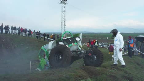 Vehículo-Todoterreno-Modificado-4x4-Subir-Una-Colina-Empinada-En-Una-Competencia