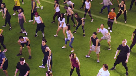 Vista-Superior-De-Gente-Bailando-En-Un-Campo-De-Fútbol