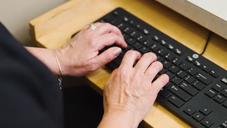 Secretaria-Escribiendo-En-Un-Teclado