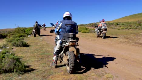 Offroad-Biker,-Die-Auf-Einer-Schotterstraße-Losfahren