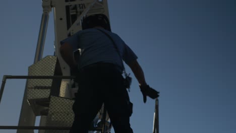 El-Bombero-Trabaja-En-Un-Gran-Camión-Con-Escalera-Utilizado-Para-La-Respuesta-De-Emergencia-En-La-Extinción-De-Incendios