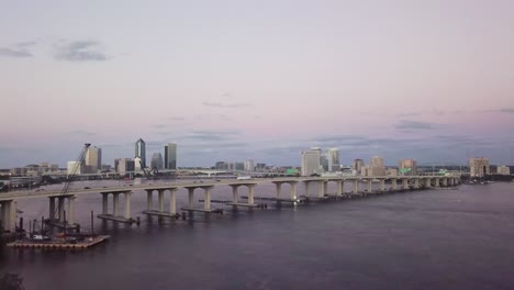 Vista-Aérea-Del-Centro-De-Jacksonville-Al-Atardecer