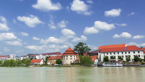 Lapso-De-Tiempo-De-Las-Nubes-Sobre-El-Paseo-Marítimo-De-La-Pequeña-Ciudad,-Maribor,-Eslovenia,-Distrito-De-Cuaresma