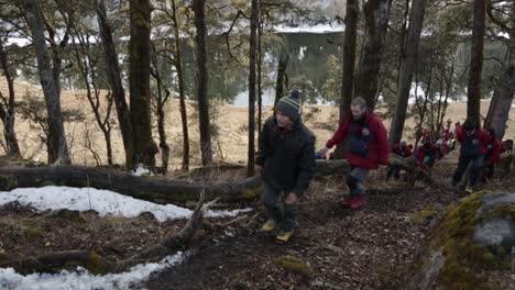 Nim-Auszubildende-Auf-Dem-Weg-Zum-Trail,-Durch-Den-Dschungel