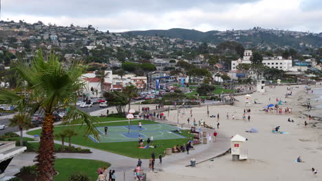 Mucha-Gente-Y-Turistas-En-La-Costa-Disfrutando-De-La-Ciudad-Y-El-Océano-En-Laguna-Beach,-California-En-Un-Día-Nublado