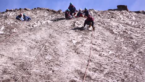 Escalada-En-Roca-Por-Montañero-Profesional-De-Un-Reputado-Instituto-De-Montañismo-En-El-Alto-Himalaya,-Uttarakhand-India