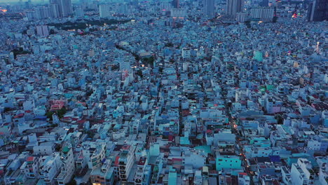 Disparo-De-Un-Dron-Volando-En-Línea-Recta-Al-Atardecer-Sobre-Una-Zona-Densamente-Poblada-Y-Edificada-De-Una-Ciudad-Asiática-Moderna