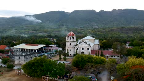 Amplia-Antena-De-La-Iglesia-Católica-Filipina-En-Oslob,-Iglesia-De-Nuestra-Señora-De-La-Inmaculada-Concepción