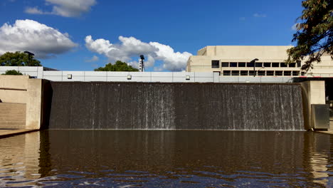 Von-Menschenhand-Geschaffenes-Wasserspiel-Mit-Dem-Rad-Von-Brisbane-Im-Hintergrund,-Kulturzentrum,-Busway,-Südufer,-Queensland,-Australien