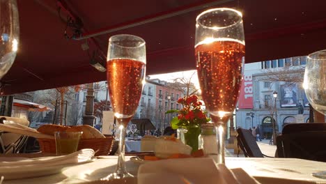 Sparkling-wine-in-Madrid,-Background-in-focus