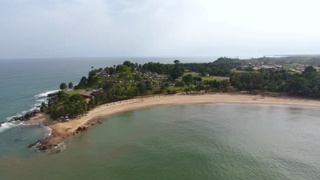 Vista-Aérea-De-Un-Resort-Y-Playa-Limpia-Y-Suave-En-Sirenas-Bebé-En-Costa-De-Marfil-De-San-Pedro