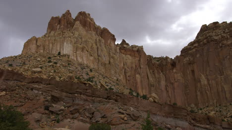 Eine-Weitwinkelaufnahme-Des-Riffs-Und-Der-Klippen-Im-Capitol-Reef-State-National-Park