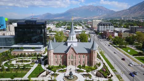 Die-Drohne-Schoss-Mitten-An-Einem-Sonnigen-Tag-Direkt-Auf-Den-Tempel-Im-Stadtzentrum-Von-Provo-Zu