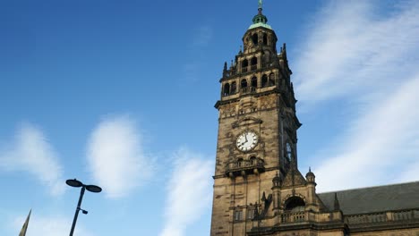 Rathaus-Sheffield-Unterer-Winkel-Gerahmt-Rechts-Weitwinkelaufnahme-Von-Oben-Nach-Unten-Stadtzentrum-Von-Sheffield-In-Der-Nähe-Von-Peace-Gardens-Hauptgebäude-Sommer-Sonniger-Tag-4k-25p