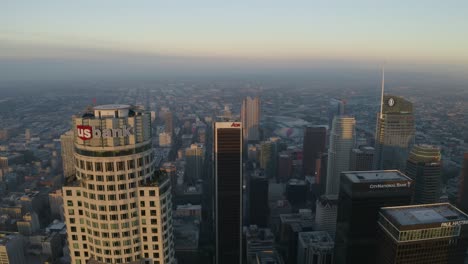 Wunderschöne-Luftaufnahme-Der-Innenstadt-Von-Los-Angeles-Bei-Sonnenaufgang