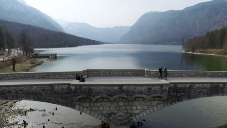 Volando-Hacia-Adelante-Sobre-El-Puente-Del-Lago-Bohinj,-Eslovenia