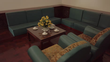 Sala-De-Estar-Del-Dormitorio-Del-Ex-Presidente-Asesinado-Con-Mesa-De-Café,-Flores-Y-Juego-De-Té