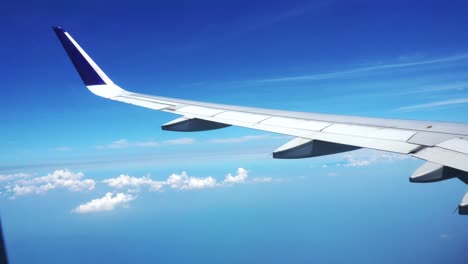 Vista-Del-Cielo-Azul-Desde-Las-Ventanas-Del-Avión