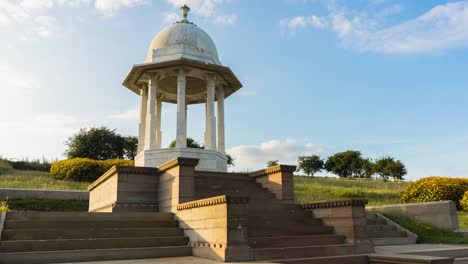 Das-Chattri-Ist-Ein-Denkmal,-Das-Zu-Ehren-Der-Indianischen-Toten-Des-Ersten-Weltkriegs-Errichtet-Wurde