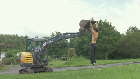 Un-Joven-En-Forma-Saludable-En-Topless-Usando-Una-Excavadora-Para-Ejercicios-De-Dominadas