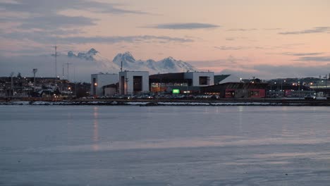 Altas-Montañas-Detrás-Del-Canal-Beagle-Y-Ushuaia,-La-Ciudad-Más-Austral-Al-Atardecer