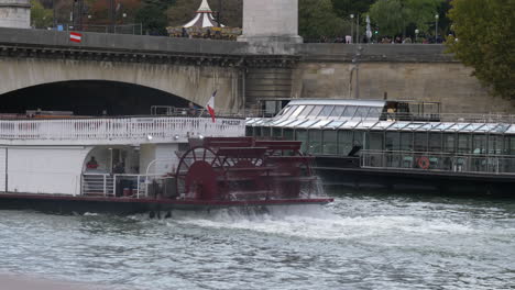 Barco-De-Ruedas-De-Paletas-En-El-Río-Sienne---París-4k